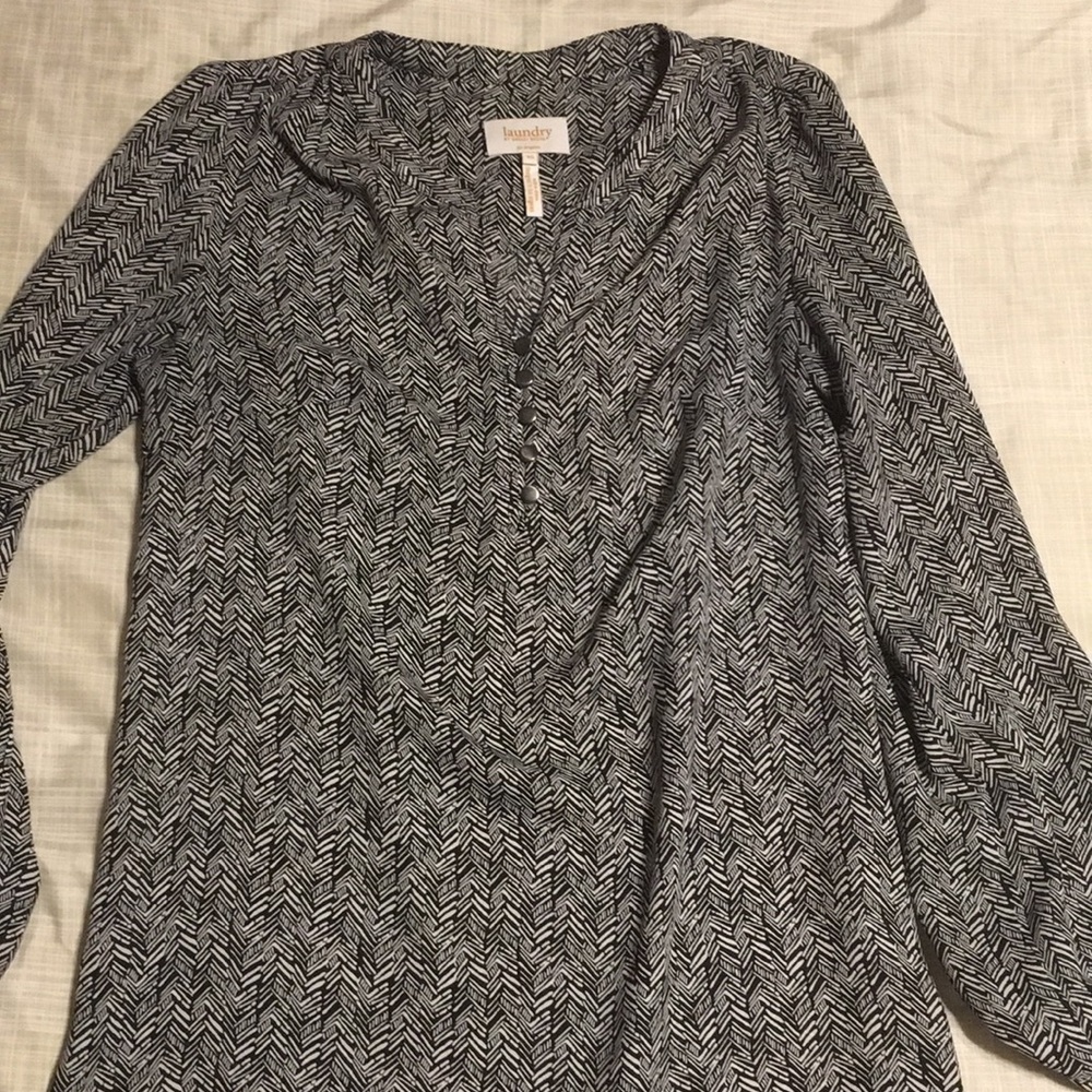 Long sleeve black and white patterned blouse